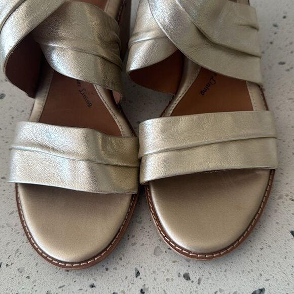 Sofft SAMOA Platino Metallic Leather Ruched Straps Sandals Wedge Heel Size 9.5M - Picture 13 of 13